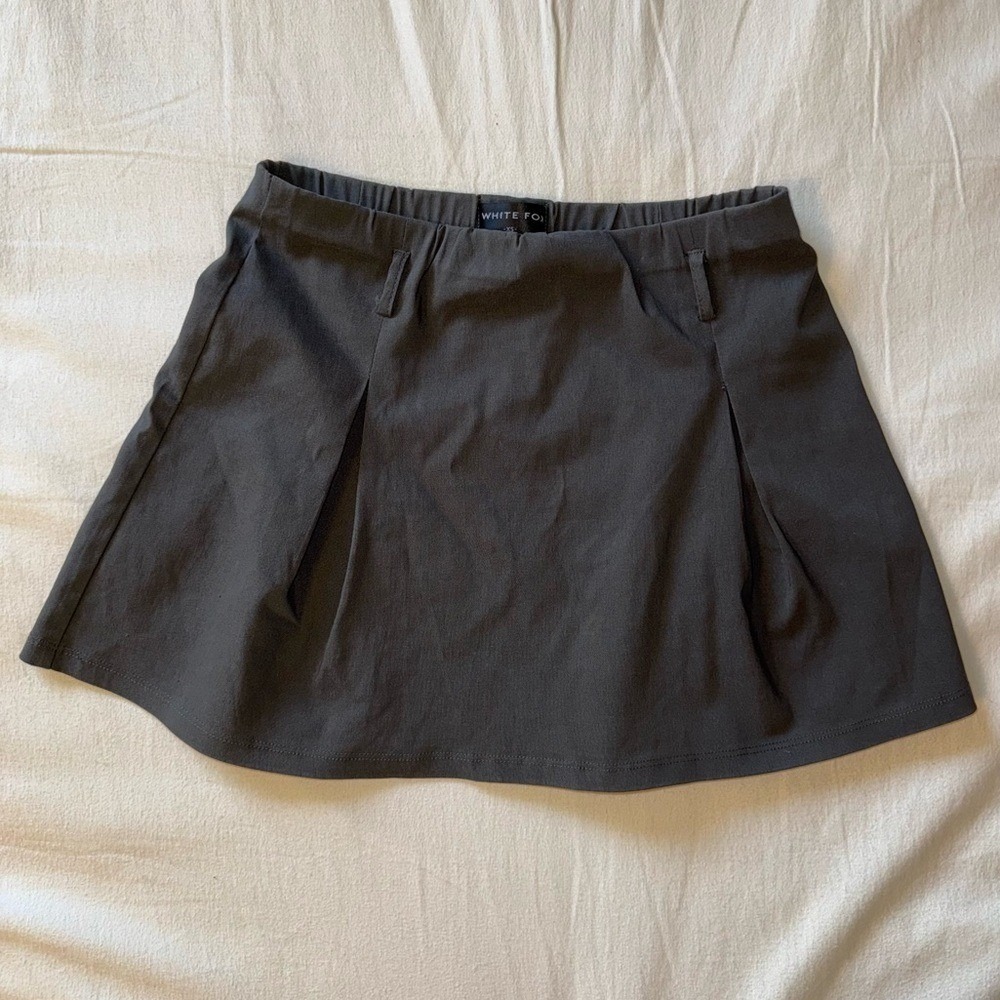 White Fox Charcoal Grey Pleated Mini Skirt Elastic Waist XS Womens Streetwear